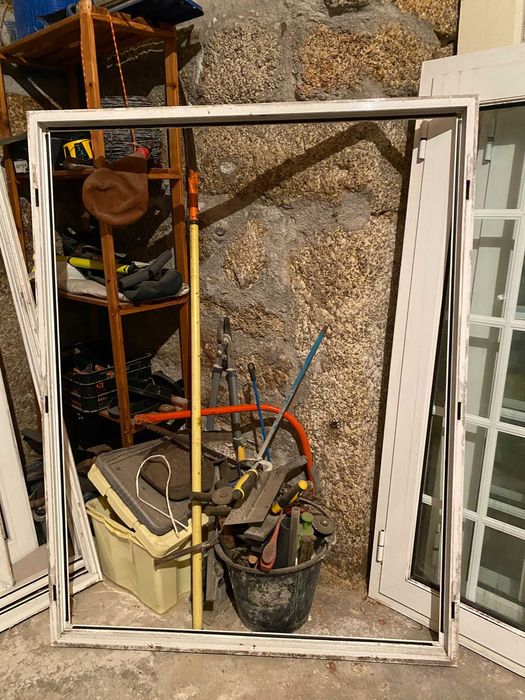 Janelas, molduras e porta