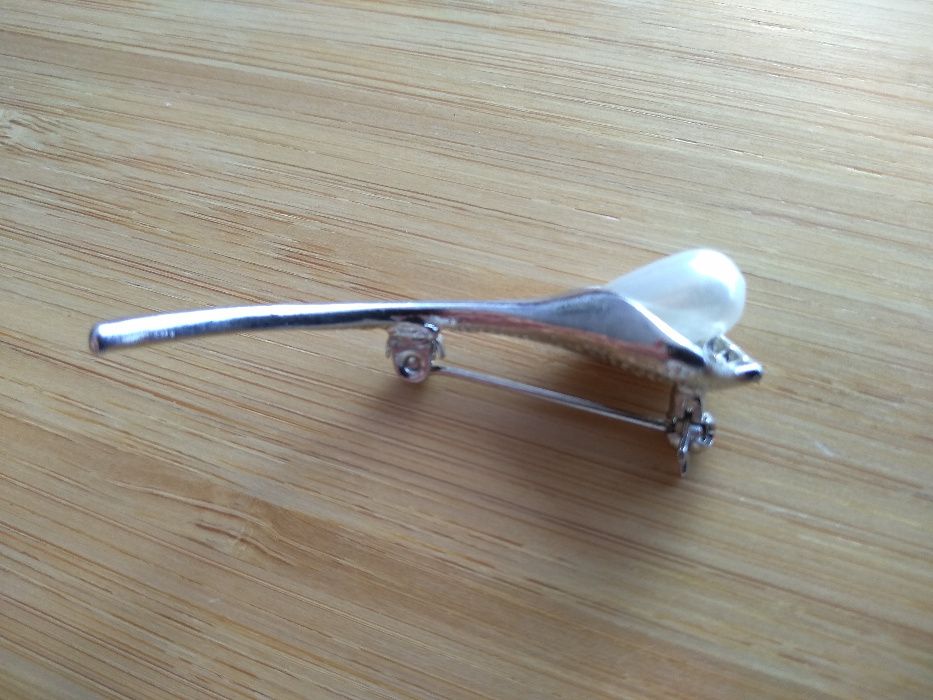 Broszka, kalia z perełką