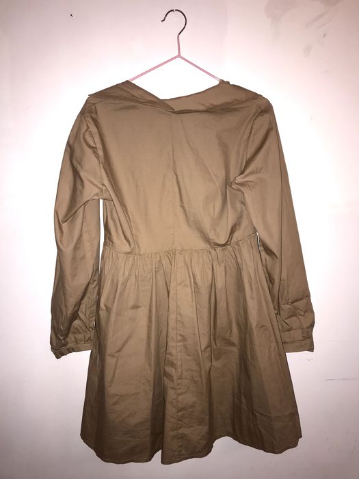 vestido curto de cor camel