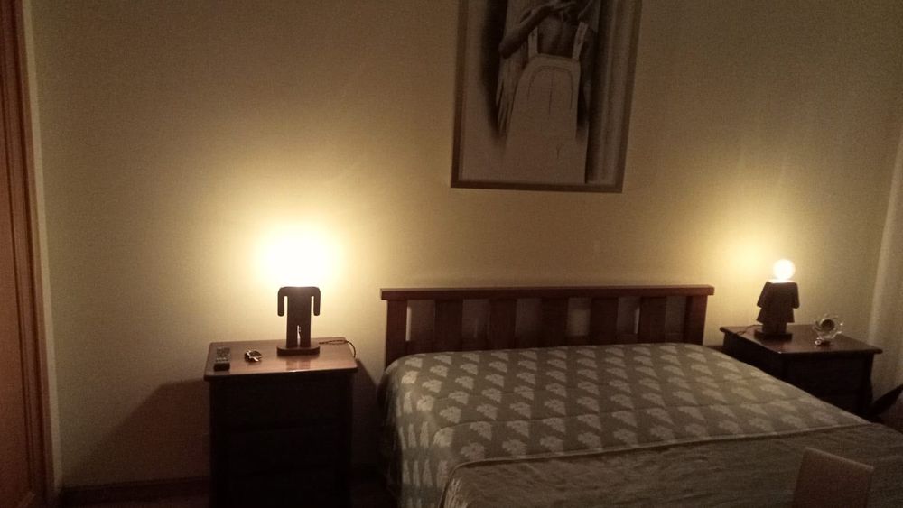 Cama com estrado e colchão