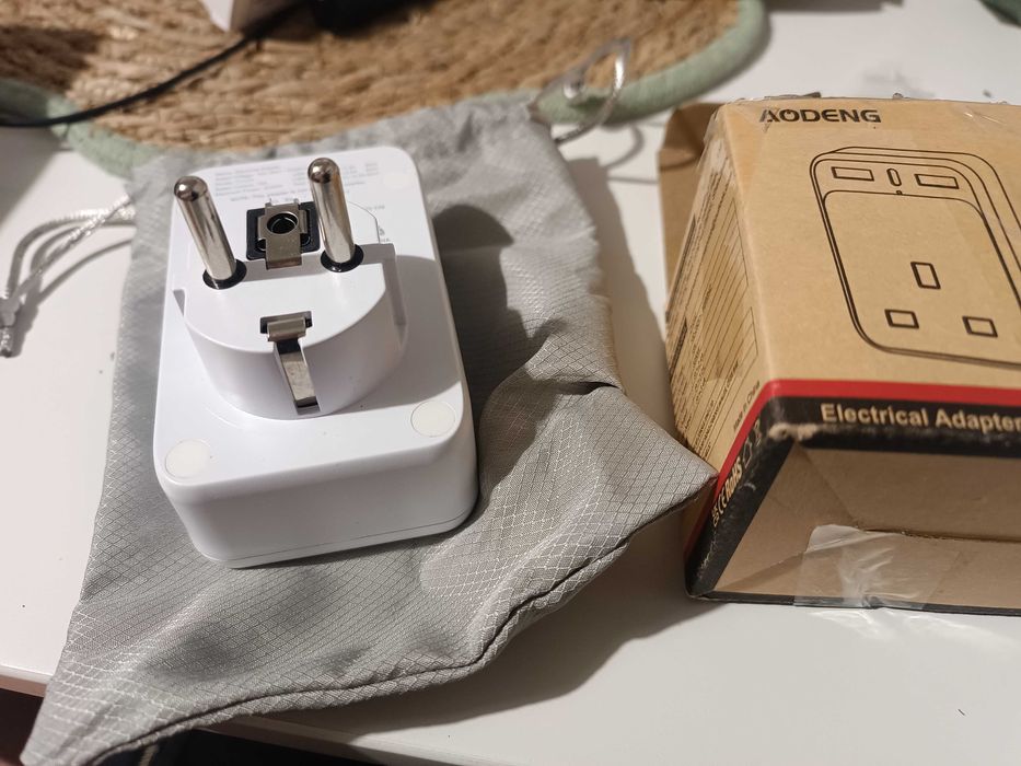 Adapter wtyczki brytyjskiej na europejską z 3xUSB (1xUSB-C 20W)
