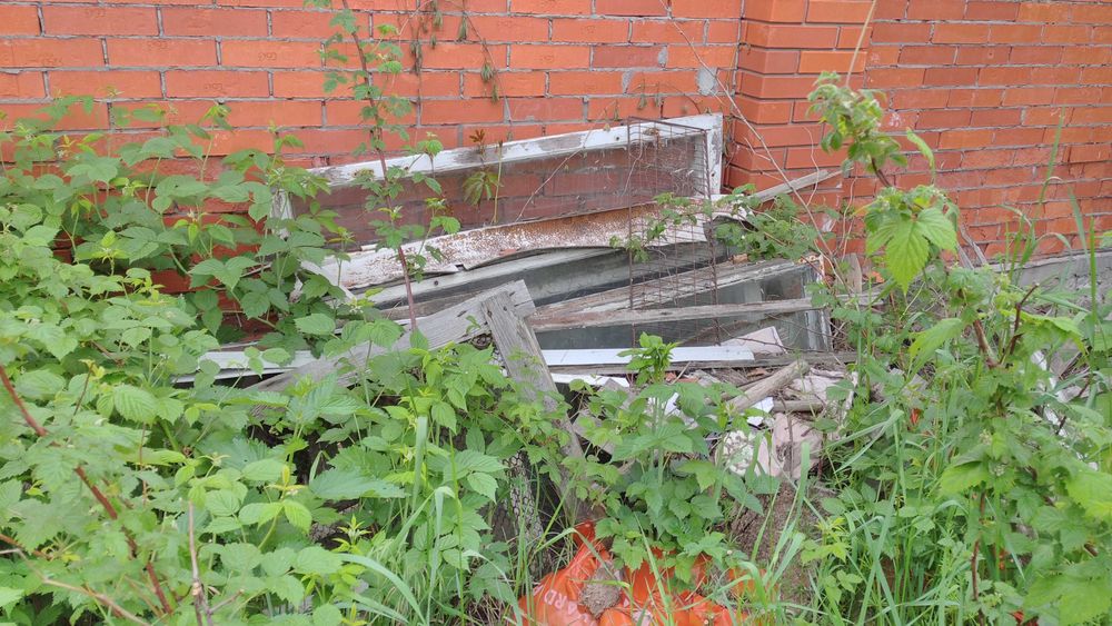 Старі віконні рами зі склом, самовивіз з дачної ділянки