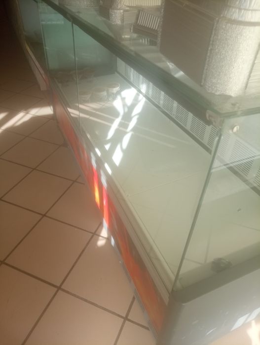 Montra expositora com frio e com reserva