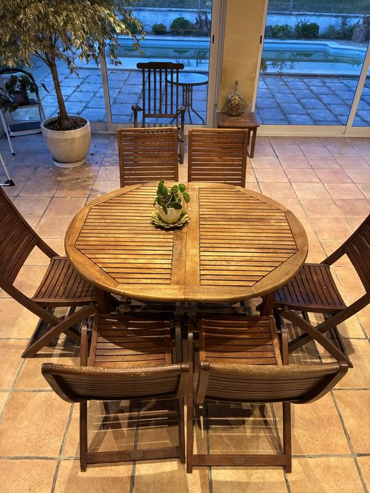 Mesa e cadeiras de madeira