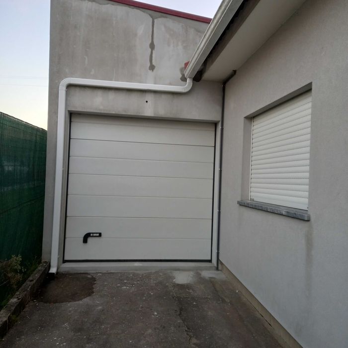 Portão automático de garagem.