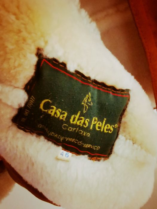 Casaco castanho em pele genuína