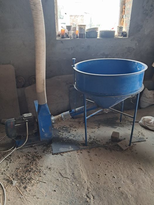 Кормосмеситель.Зернодробилка. Кормозмішувач с дробаркою.Б/У