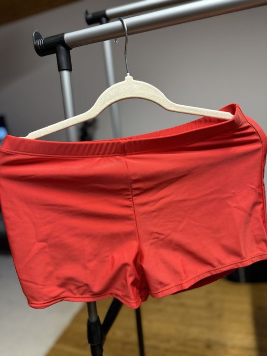 Strój kąpielowy jest bardzo ładny