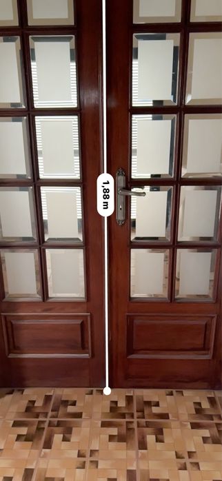 Porta interior de dupla abertura com vitral