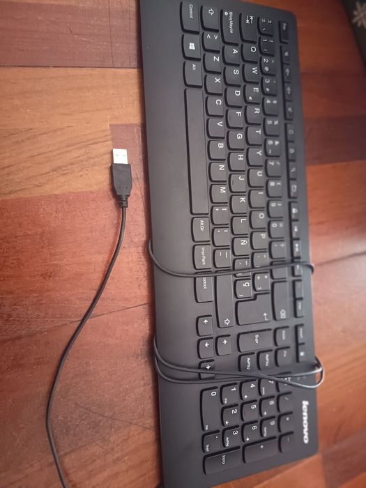 Teclado para pc da lenovo em muito bom estado. E a funcionar muito bem