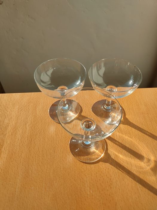 Taças antigas em vidro transparente.