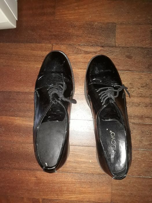 Sapatos pretos de verniz