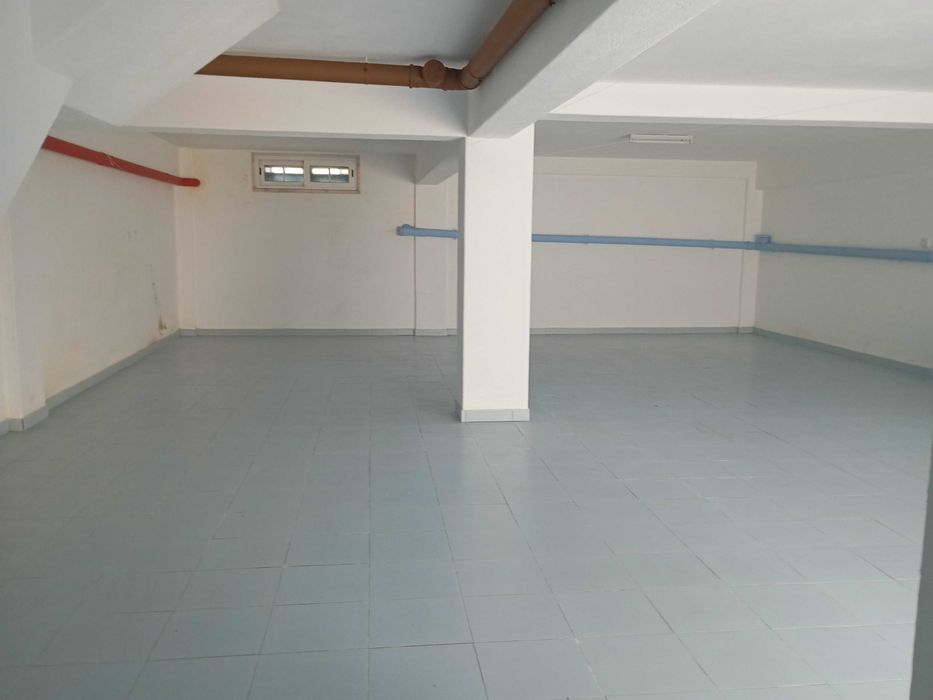 Garagem 80m2 com dois portões automáticos e comando