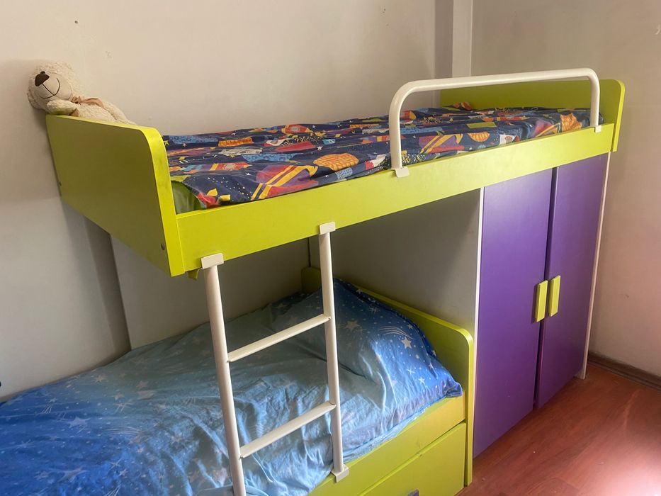 Cama beliche com roupeiro