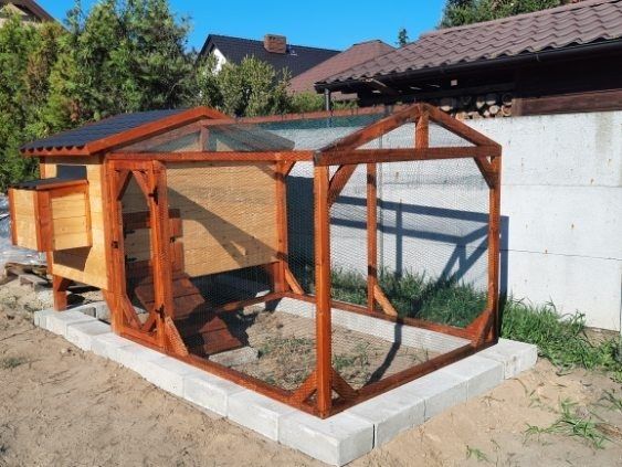 Duży kurnik drewniany z wybiegiem. Solidna konstrukcja.