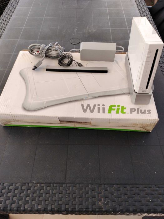 Consola WII como nova com acessórios e jogos