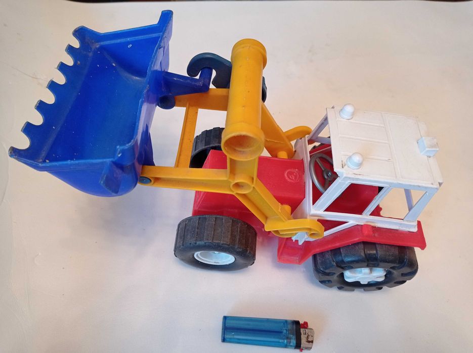 продам іграшки-трактор з ковшем, зенітка, БТР-60, машинки раллі і т.п.