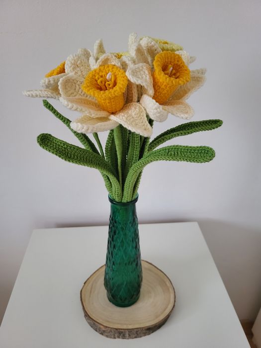 Bukiet kwiatów wykonanych na szydełku. Narcyz