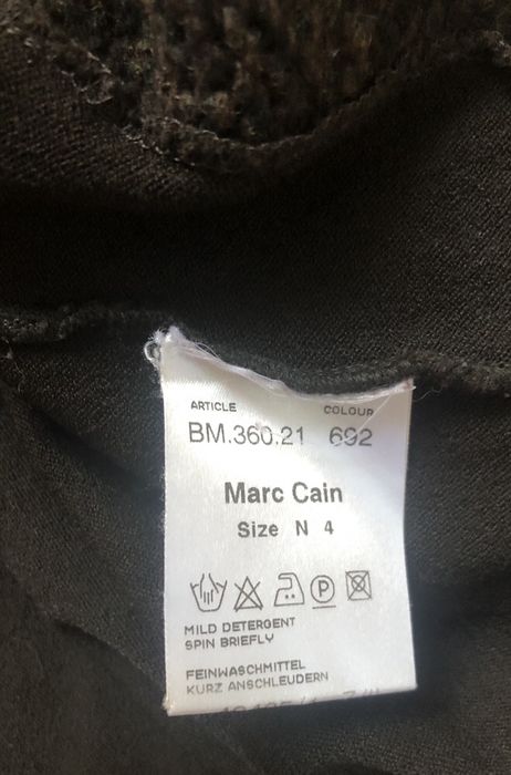 Marc Cain. Brązowy kardigan o ciekawym kroju.