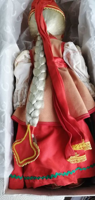 Boneca com traje tradicional