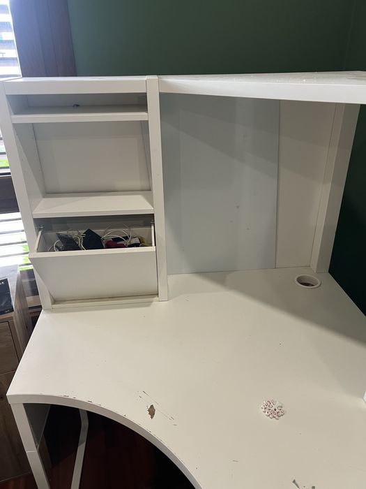 Secretaria de canto com cadeira