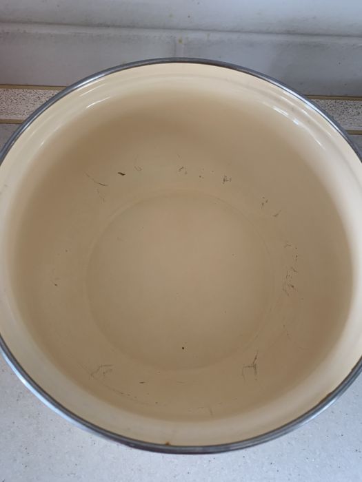 Продам каструлю 2.5л с крышкой