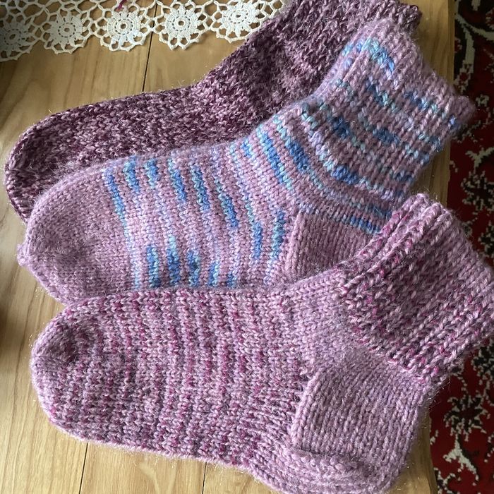 Шкарпетки в‘язані ручної роботи.