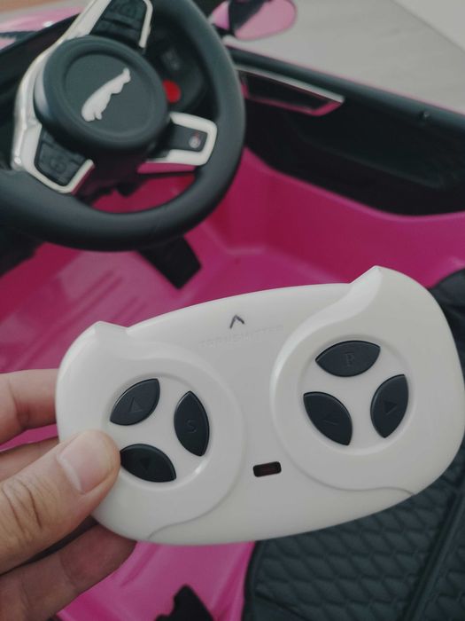 Carro elétrico Jaguar F-Type SVR 12V rosa