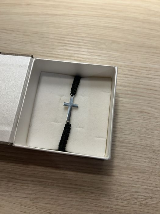 Materiałowa bransoletka z krzyżem w kolorze czarnym
