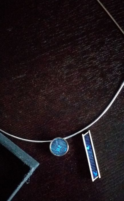 Colar e brincos com células solares verdadeiras