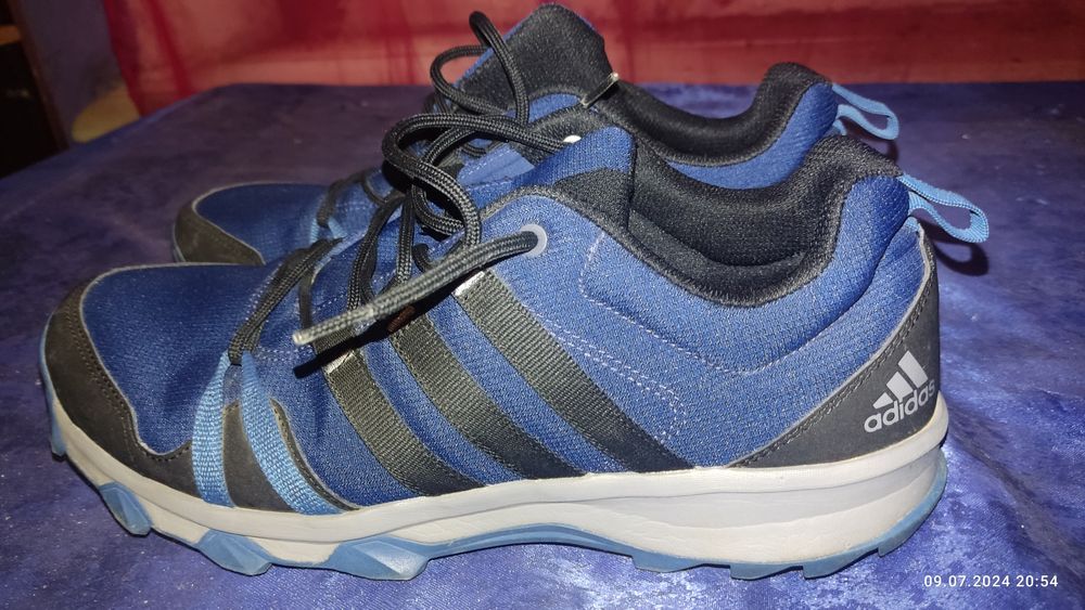 Продам. Кроссовки Adidas Tracerocker орегінали.