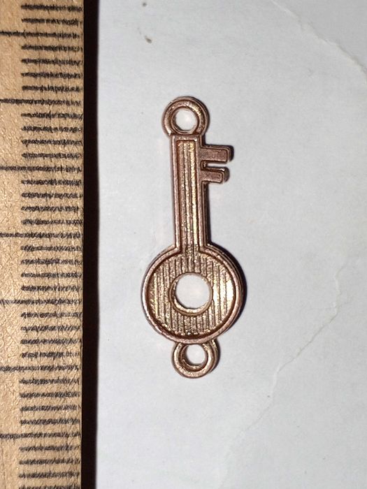 Винтажная подвеска-коннектор в форме ключа со стразами.