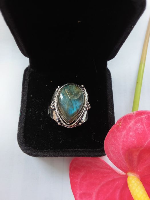Anel Artesanal com Labradorite   Elegância Única e Sem Género