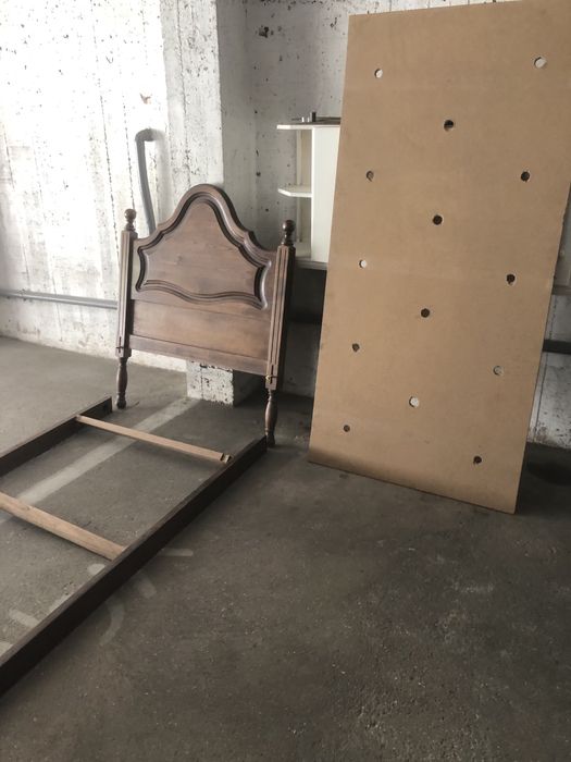 Cama solteiro com mesinha de cabeceira