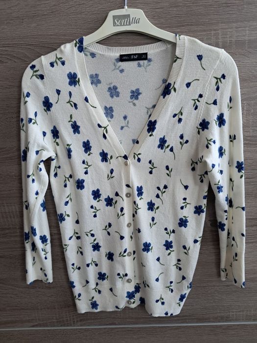 Biały sweterek w niebieskie kwiatki F&F (mała wada)