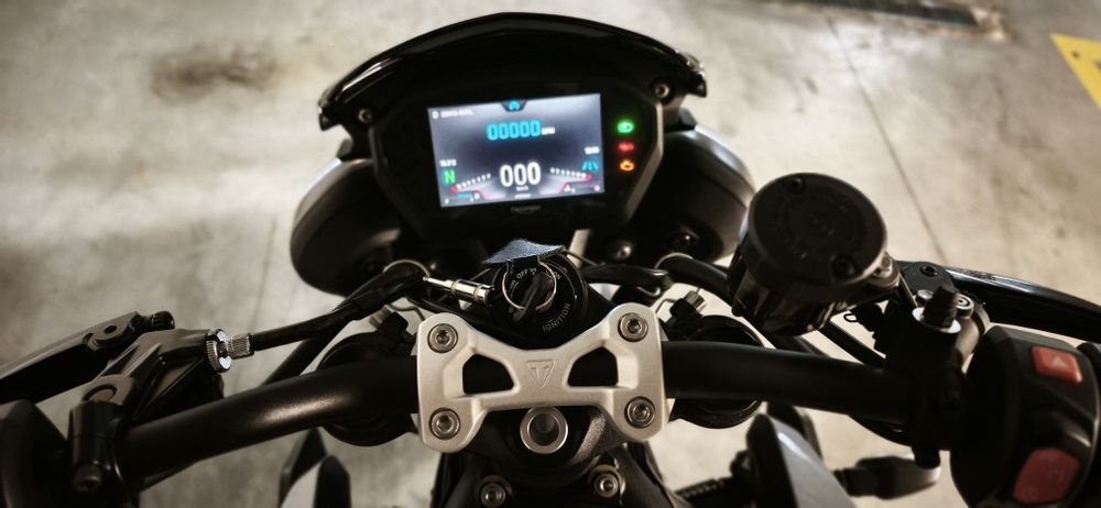 Triumph Street Triple RS igual a nova