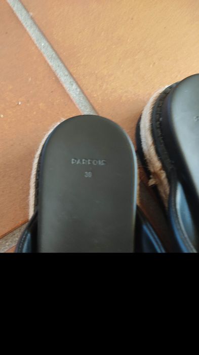 Chinelas pretas Parfois
