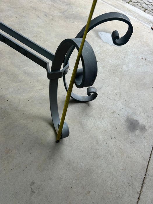 Pé de mesa de centro em ferro artesanal, metalizado.