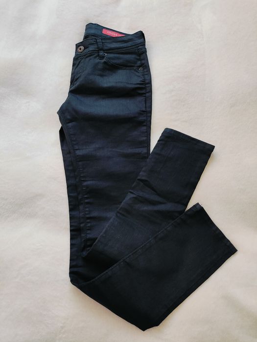 czarne, woskowane spodnie damskie marki Cross Jeans