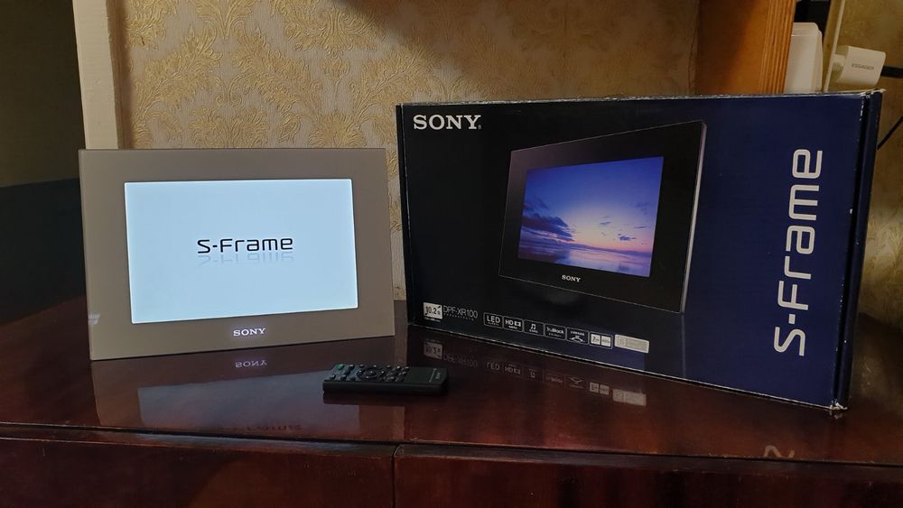 Цифровая фоторамка Sony DPF-XR100 (диагональ LED экрана 26см)