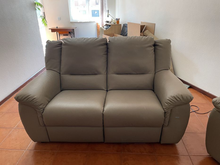 1 sofa de 2 pessoas