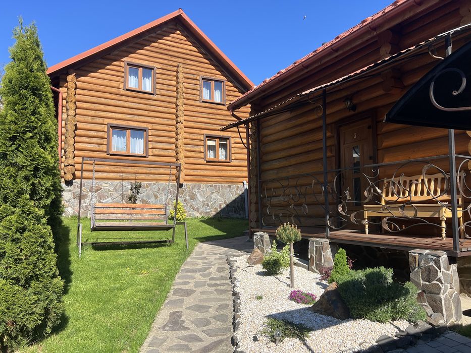 Здають деревʼяні двоповерхові будинки з кухнею