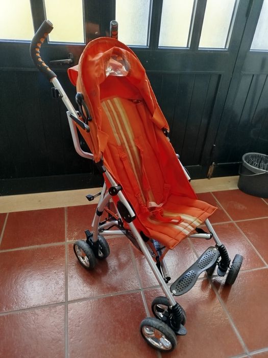 Carrinho de bebé articulado para fácil arrumação