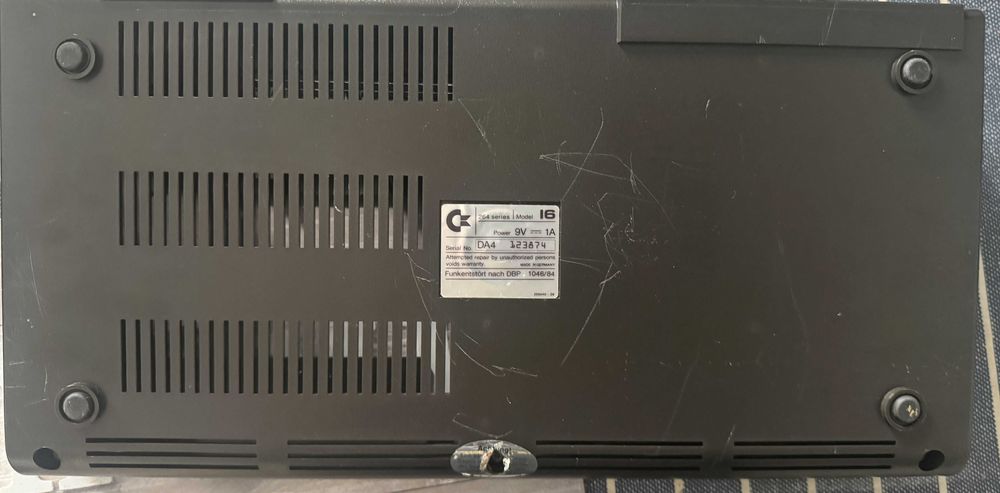 Commodore 16 Obudowa plus śrubki