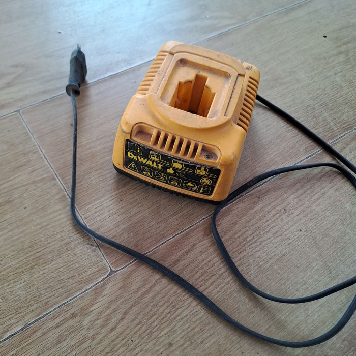 Ładowarka baterii dewalt