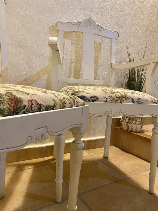 2 Cadeiroes (20€/cada) e 4 cadeiras (15€/casa)