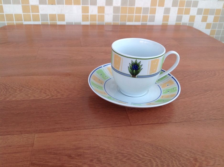 Conjunto de 4 chávenas de chá com Pires Novo na Caixa