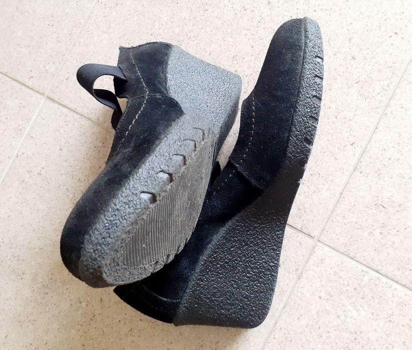 Sapatos de camurça em cunha