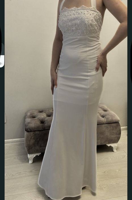 Вечірні сукні біла і бежева