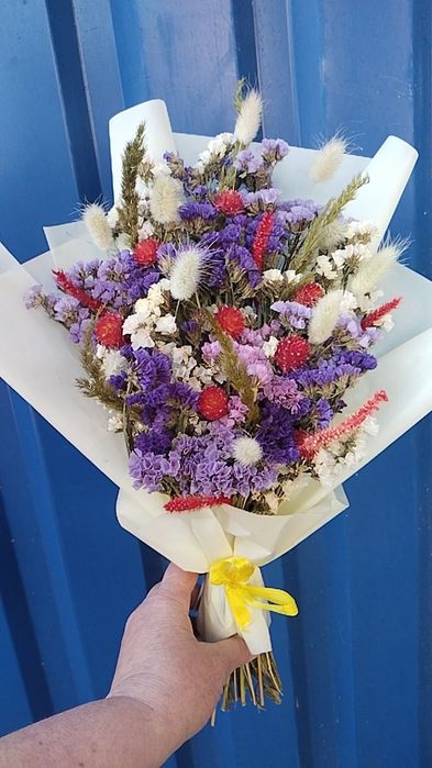 Сухоцвіт кермек в букеті вже сухий